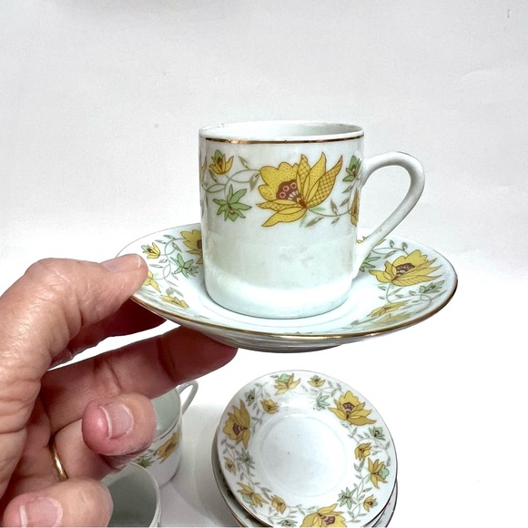Vintage set of Demitasse cups & saucers made in China set of 4 - Picture 2 of 7